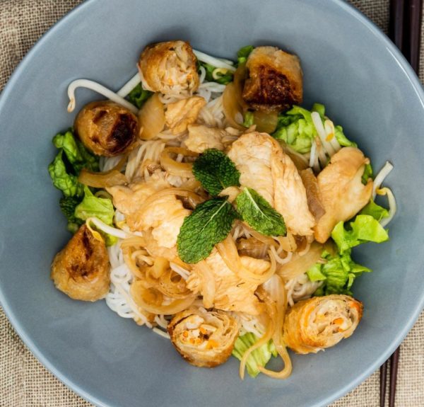 Bol bun aux rouleaux de printemps (poulet)